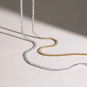 Vista detallada de elegantes collares tennis de circonitas de 3 mm en oro y plata brillante