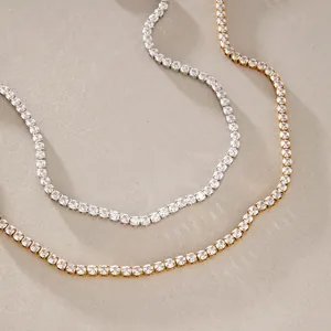 Vista de cerca de collares tenis de circonita de 3 mm en oro de 18k y acero plateado