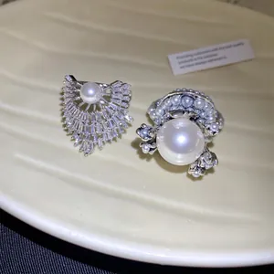 Eleganter Luxusring mit einer großen Perle und aufwendigen floralen Perlenverzierungen