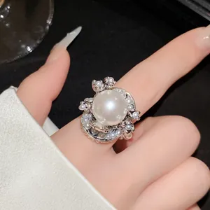 Detailaufnahme eines luxuriösen Perlenblumenrings mit elegantem silbernem Perlendesign