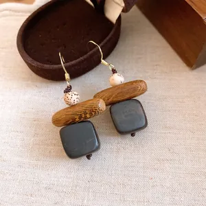 Detailansicht der Vintage-Ohrringe aus Holz mit quadratischen und ovalen Anhängern