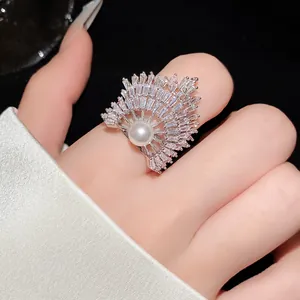 Detailansicht eines eleganten fächerförmigen Rings mit Perle und strahlenden Zirkoniasteinen