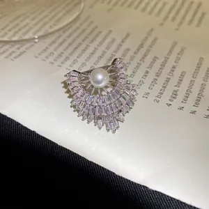 Detailansicht eines eleganten fächerförmigen Perlenrings mit glänzenden Steinen