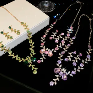 Vue détaillée des parures de bijoux fleurs avec strass et feuilles en trois couleurs variées