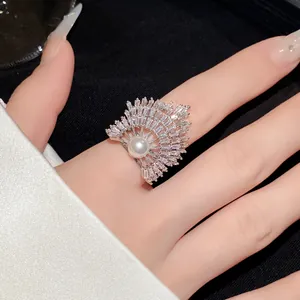 Detaillierte Nahaufnahme eines luxuriösen fächerförmigen Rings mit Perle und Zirkonia-Steinen
