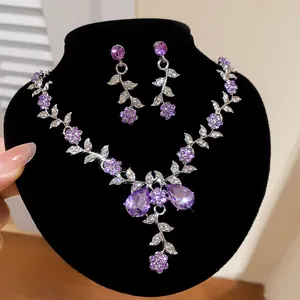 Détail d'un ensemble élégant de collier et boucles d'oreilles en cristal violet floral