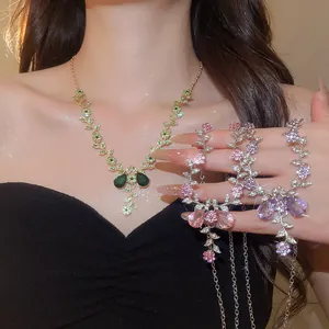 Détail d'un collier de vigne floral élégant avec des strass et des gemmes colorées