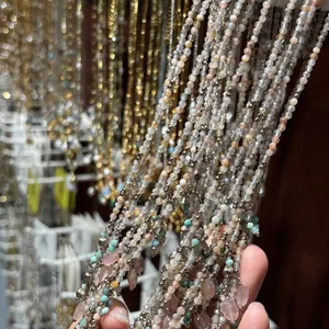 Handgefertigte Boho-Perlenkette mit unregelmäßigen Steinen und Muschel-Akzenten