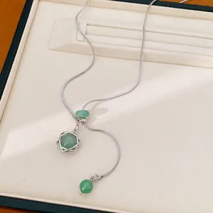 Elegante Edelstahl-Y-Halskette mit grünen Steinperlen und Hexagramm-Käfiganhänger