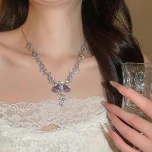 Gros plan d'un élégant collier de fleurs violettes avec des cristaux brillants