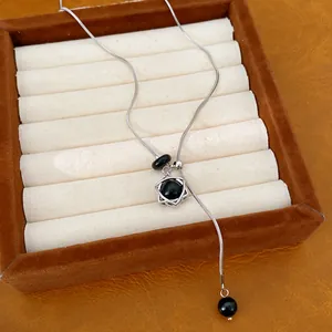 Detailansicht der Edelstahlkette mit schwarzem Steinsternanhänger in Displaybox