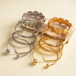 Macro-weergave van zesdelige vintage metalen armbandenset met onregelmatige texturen