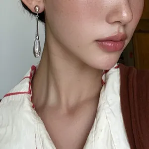 Boucles d'oreilles pendantes minimalistes en argent avec incrustation d'oeil de chat
