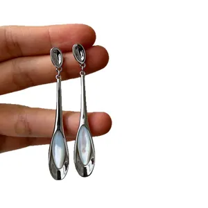 Boucles d'oreilles pendantes minimalistes en argent avec pierre œil de chat blanche