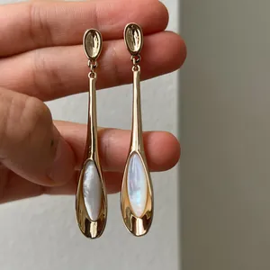 Boucles d'oreilles pendantes dorées avec incrustation de nacre blanche élégante