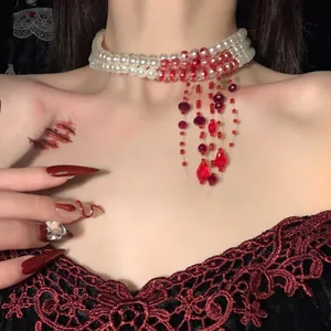 Gothische Halloween choker met drie lagen parels en rode druppelende bloedkralen