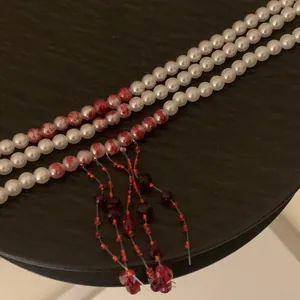 Halloween driestrengs parelketting met bloedspattereffect en rode kwastjes