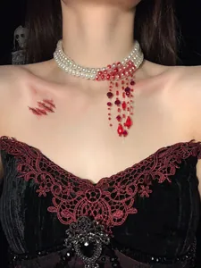 Detail van een Halloween drielaagse parel choker ketting met rode bloeddruppel kralen