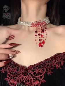 Detailopname van Halloween parelchoker met bloedrode kristallen druppeldetails