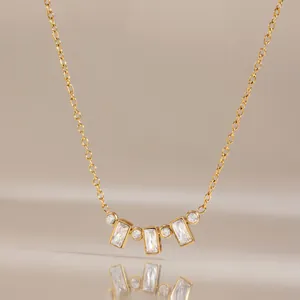 Detail van 18k vergulde roestvrijstalen ketting met geometrische witte zirkonia steentjes