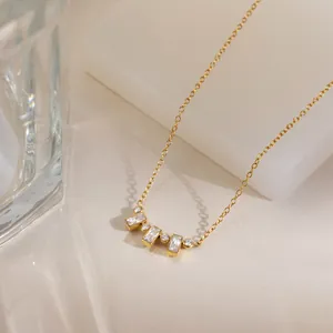 Elegante 18k vergulde roestvrijstalen ketting met geometrische witte zirkoon glimlach hanger