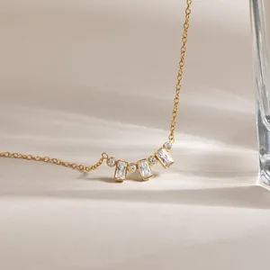 Detailopname van een 18k vergulde roestvrijstalen ketting met witte zirkoonhanger