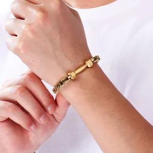 Detailansicht eines goldenen Edelstahl-Byzanz-Armbands mit einem Hantel-Anhänger