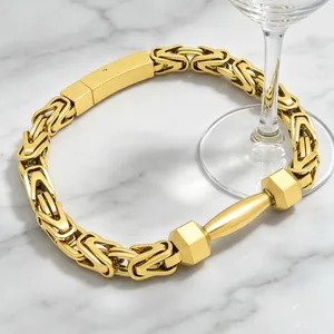 Detailansicht eines goldenen byzantinischen Armbands aus Edelstahl mit Hantel-Anhänger