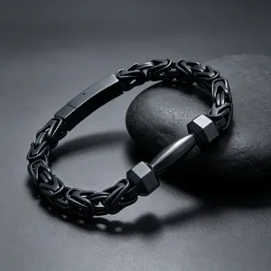 Detailansicht eines schwarz matten Edelstahl-Byzantiner-Armbands mit Hantel-Anhänger