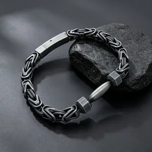 Nahaufnahme eines matten Edelstahl-Byzanz-Armbands mit Hantel-Anhänger-Detailansicht