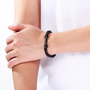 Nahaufnahme eines schwarzen byzantinischen Armbands aus Edelstahl mit Hantelverzierung.