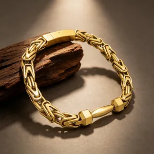Nahaufnahme eines goldfarbenen Edelstahl-Byzantiner-Armbands mit Hantel-Detail
