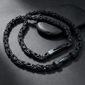 Detailaufnahme der schwarzen Byzantinischen Kette aus Edelstahl mit Barbell-Verschluss