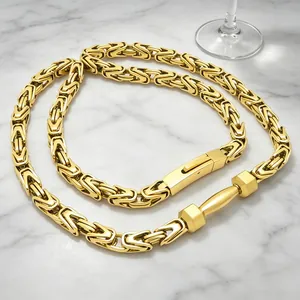 Detailansicht einer goldenen byzantinischen Kette aus Edelstahl mit Hantel-Akzent