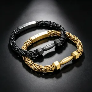Detailansicht goldener und schwarzer byzantinischer Armbänder mit Hantel-Anhänger.