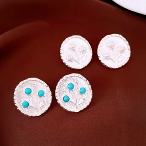 Nahaufnahme von runden Vintage-Ohrringen aus Silber mit Perlen- und Türkismustern