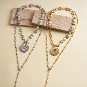 Detailansicht eines zweiteiligen Retro-Halsketten-Sets mit Perlen und Sternen in Gold und Silber