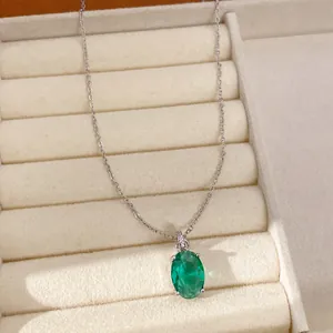 Gedetailleerde weergave van een elegante ovale groene edelsteen hanger aan een ketting