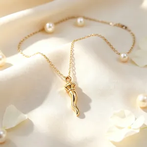 Detail van goudkleurige cornicello hoorn hanger met kroon en parels aan ketting