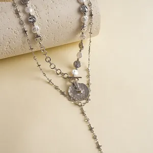 Detailansicht eines Retro-Metallhalsketten-Sets mit Perlen, Faltenanhänger und Sternen