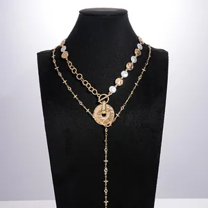 Detailansicht eines goldenen Vintage-Halsketten-Sets mit Perlen und Sternanhängern.