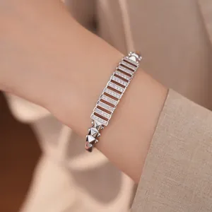 Nahaufnahme eines silberfarbenen, rechteckigen Armbands mit Pavé-Zirkonia-Besatz