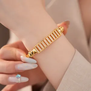 Detailansicht eines vergoldeten Armbands mit Zirkonia-Besatz und Durchbruchmuster.