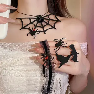 Collana Choker Gotica di Halloween per Donna Ciondolo in Fussel Strass a Forma di Ragno Pipistrello Cappello da Strega Ragnatela Gioiello da Collo Festa Regalo