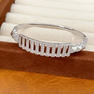 Detailaufnahme eines silbernen Armreifs mit Zirkonia-Rechteck-Hohlmuster