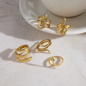 Collectie van gouden roestvrijstalen slangenringen met zirkonia details op steen