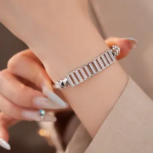 Detailansicht eines silbernen Armbands mit rechteckigem Hohlraumdesign und Zirkonia-Besatz