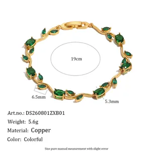 Elegantes Goldblatt-Armband mit grünen Kristallen und detaillierten Größenangaben.