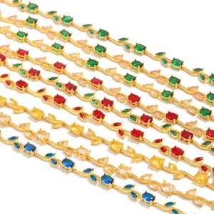 Detailansicht der vergoldeten Maiglöckchen-Blatt-Armbänder mit bunten Edelsteinen.
