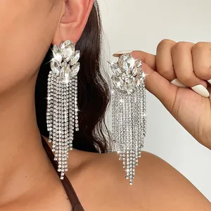Makroansicht eleganter ovaler Strass-Quastenohrringe mit funkelndem Fransen-Design.